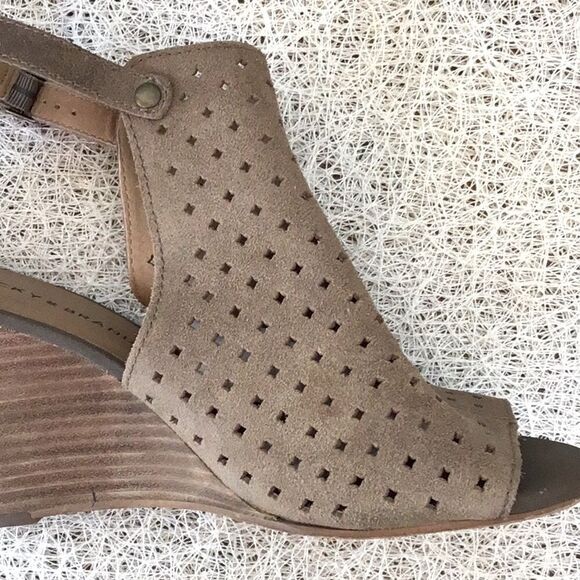 Lucky Brand RIGINA Taupe Perforated Stacked Wedge Heel Sandals - Picture 7 of 14